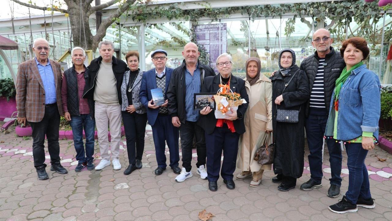 Sakarya Karasu'da 50 yıl sonra emekli öğretmen eski öğrencileriyle buluştu