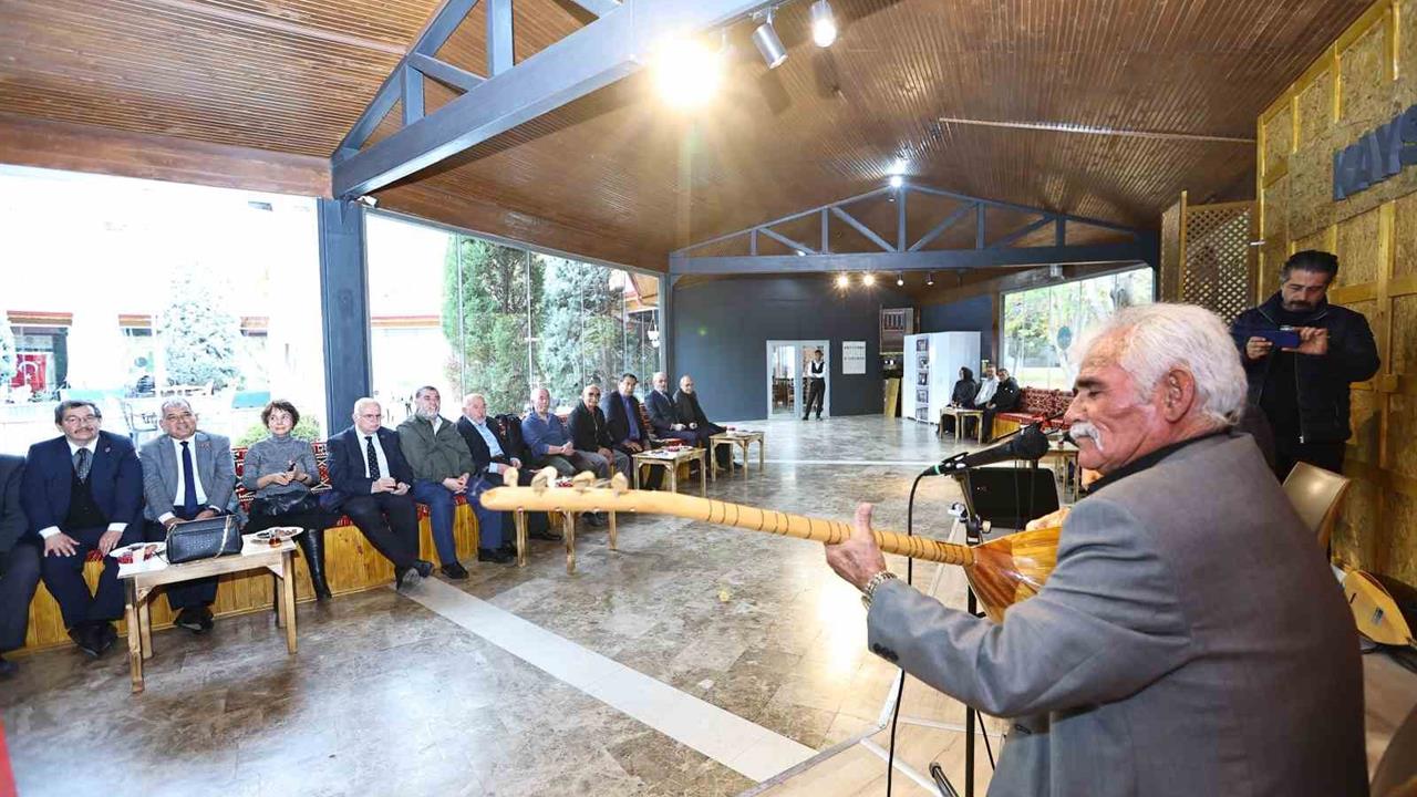 Kayseri'de 65 Yaş Üstü Muhtarlar Ozanlarla Buluştu