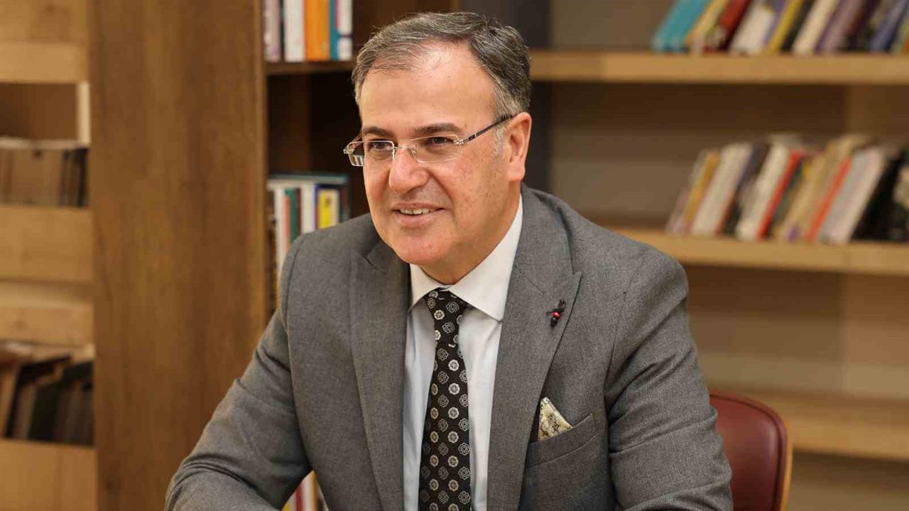 Hacılar'da Belediye Başkanı Bilal Özdoğan, Öğretmenler Günü'nde öğretmenlerin toplum için önemine vurgu yaptı.