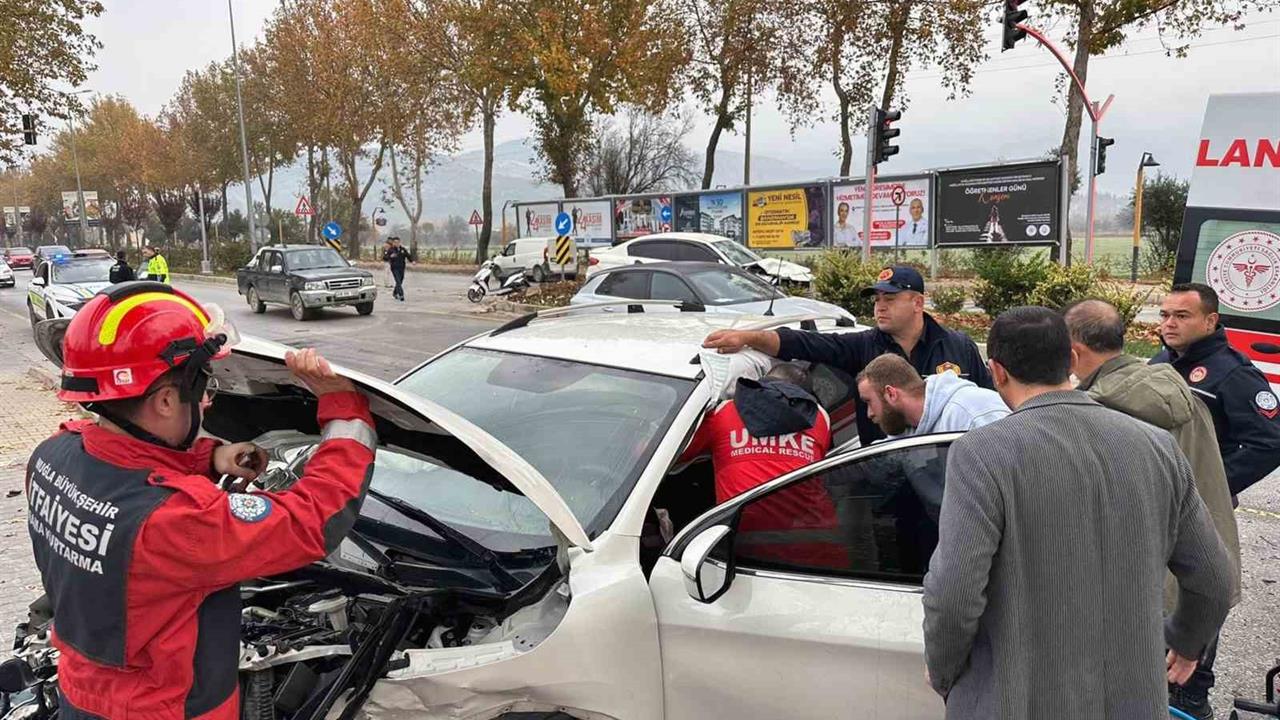 Muğla Menteşe'de Kırmızı Işık İhlali Sonucu 2 Kişi Yaralandı