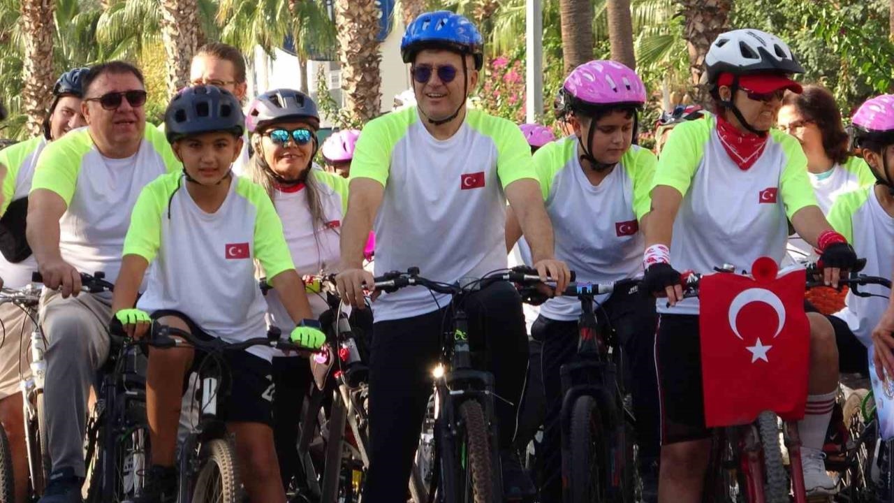 Mersin’de Pedallar Dönmeye Başladı: Yüzlerce Kişi Bisiklet Turunda Buluştu