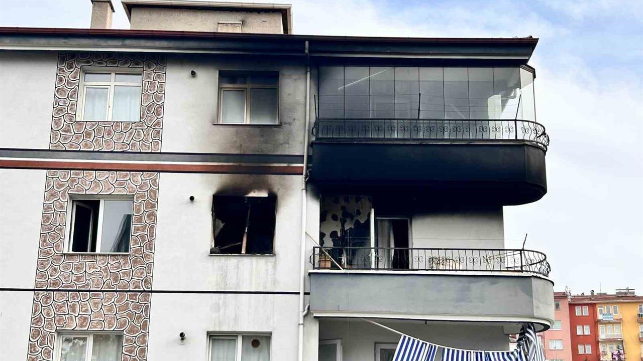 Ankara Mamak'ta Dört Katlı Binada Meydana Gelen Patlamada Bir Kişi Yaralandı