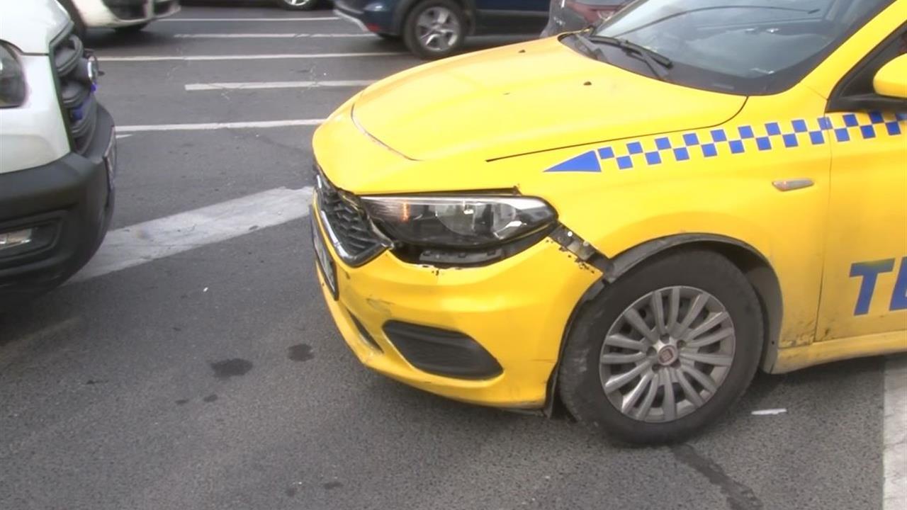 İstanbul Fatih'te Motosiklet ile Taksi Çarpıştı, Motosikletli Yaralandı