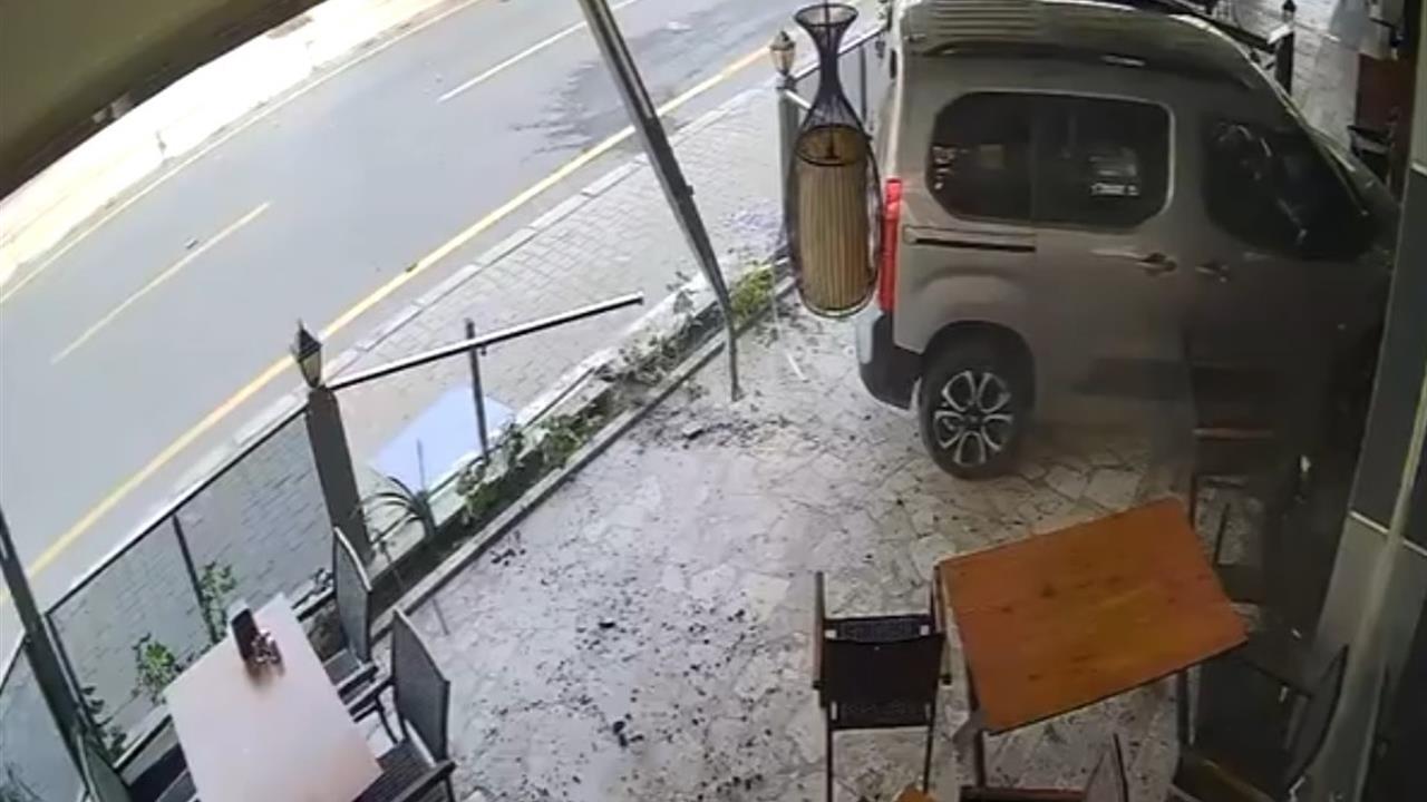 Aydın Efeler'de Ticari Araç, İş Yerine Çarptı, Sürücü Kaçmaya Çalıştı