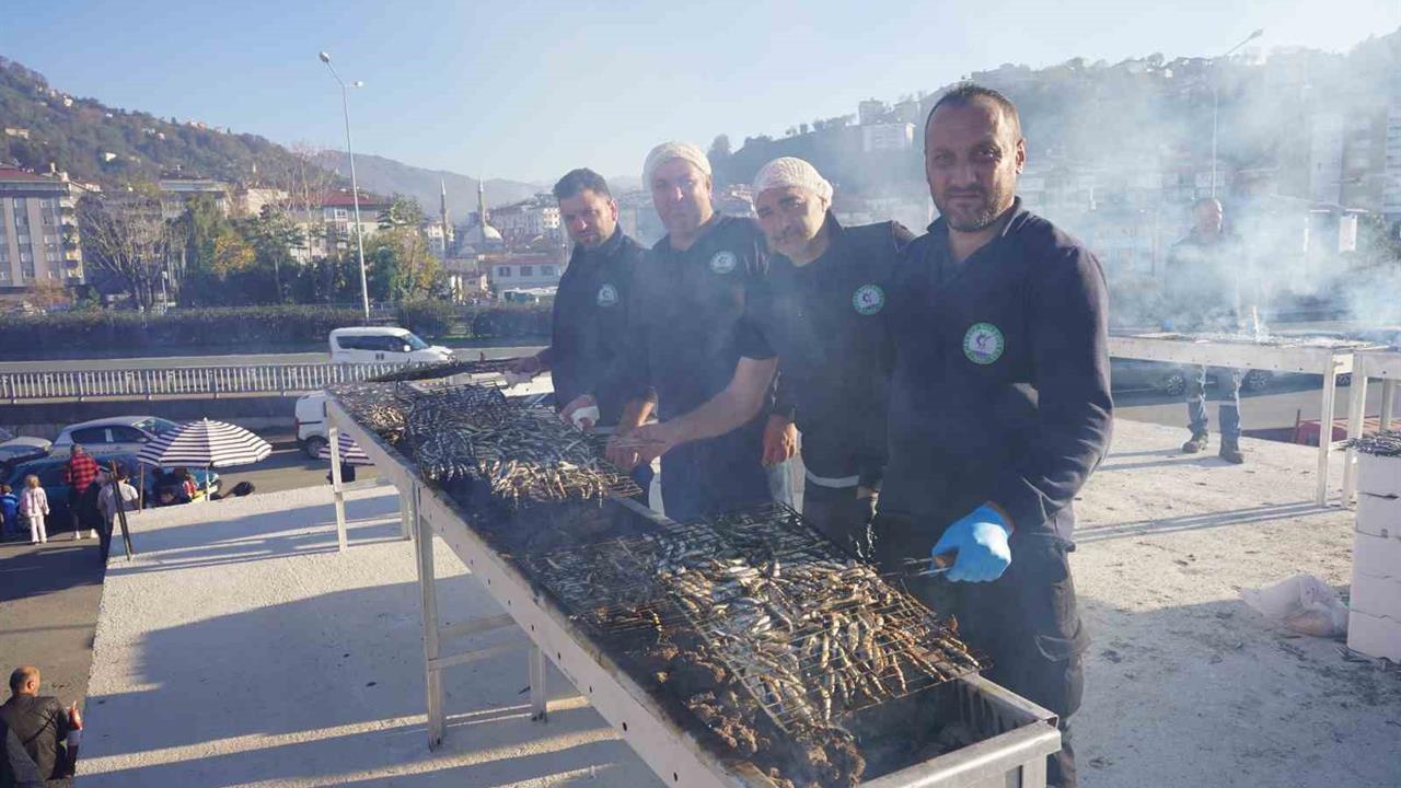 Çayeli'nde Düzenlenen Hamsi Festivali, Yoğun Katılımla Gerçekleşti