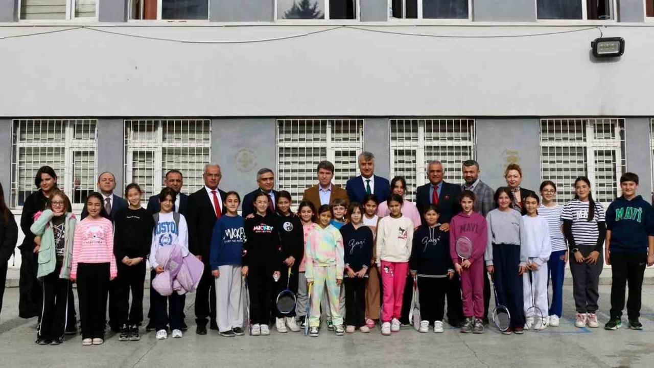 Amasya Valisi Önder Bakan, Öğretmenler Günü dolayısıyla anlamlı bir mesaj yayımladı.