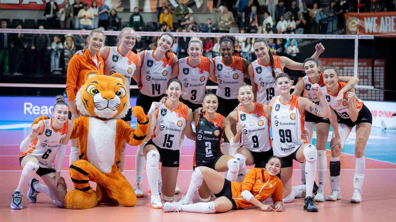 İstanbul'da Eczacıbaşı Dynavit, Aras Kargo'yu 3-0'lık sonuçla mağlup etti.