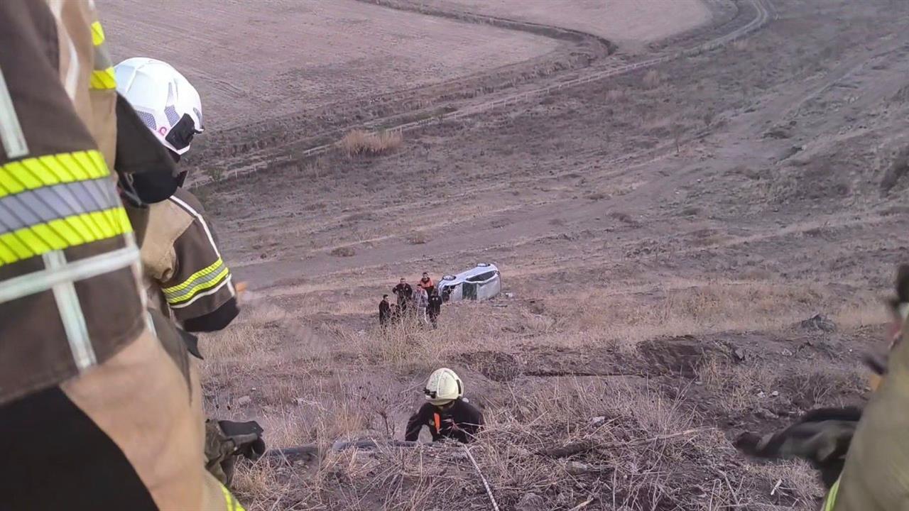 Diyarbakır Sur'da Kontrolden Çıkan Otomobil Şarampole Yuvarlandı, Sürücü Yaralı
