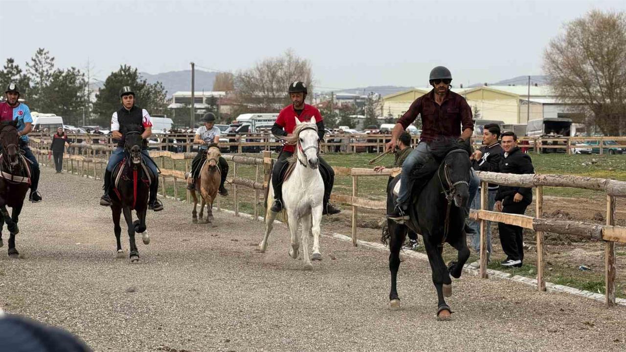 Kütahya Tavşanlı’da Düzenlenen Rahvan At Yarışları Büyüleyici Bir Rekabete Sahne Oldu