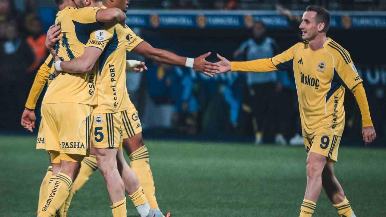 Fenerbahçe, Rize'de Çaykur Rizespor'u 5-2 Yenerek Galibiyet Serisini 5 Maça Çıkardı