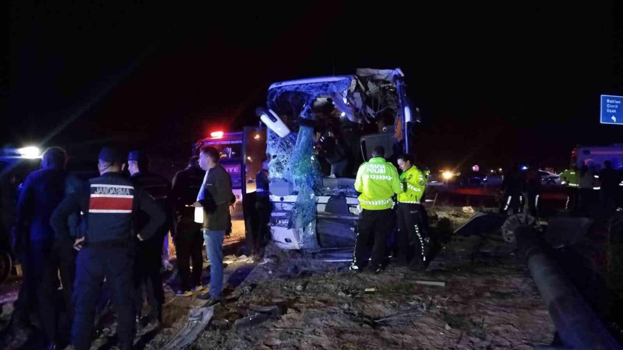 Denizli Çal'da Minibüs ve Yolcu Otobüsü Çarpıştı: 1 Kişi Hayatını Kaybetti, 13 Yaralı