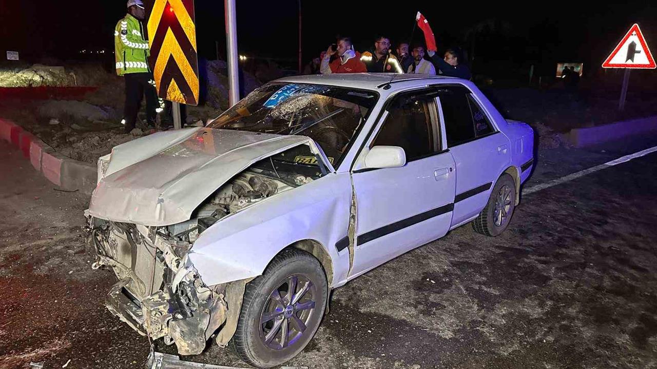 Uşak Merkez'de İki Araç Çarpıştı, 1 Bebek de Yaralı