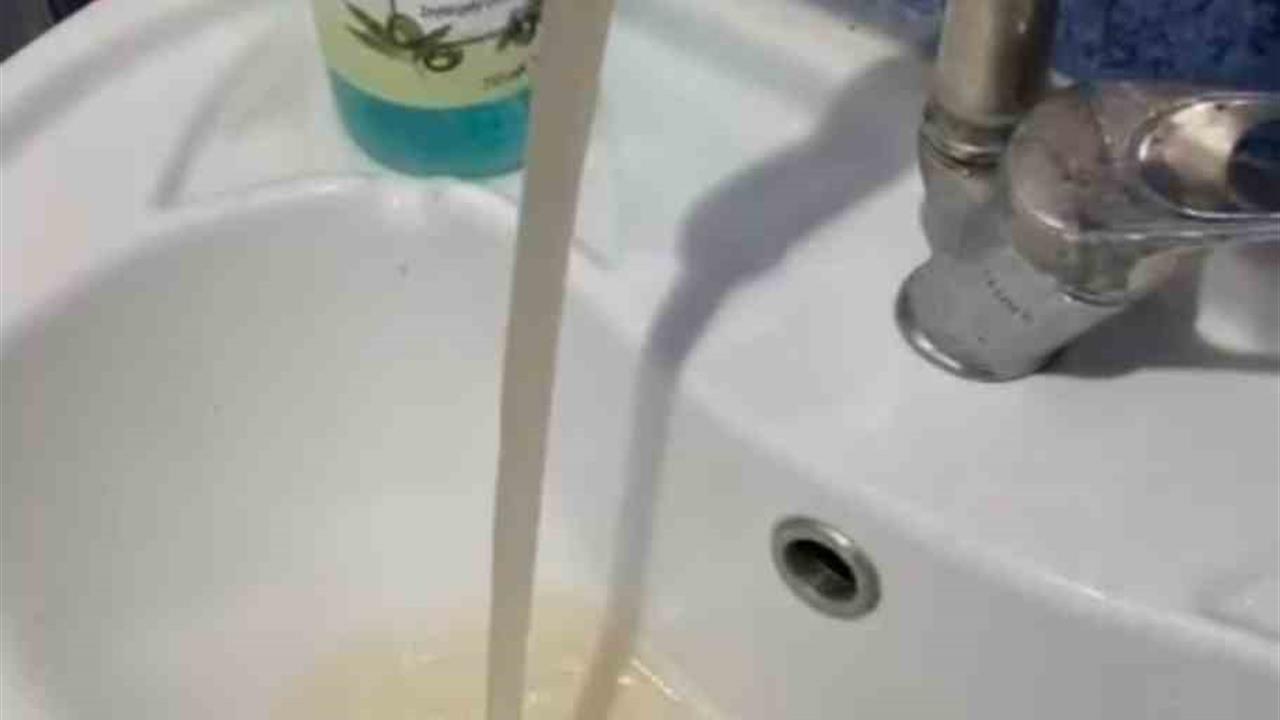 İstanbul Ümraniye'de Musluklardan Akan Kirli Suya Vatandaş Tepki Gösterdi