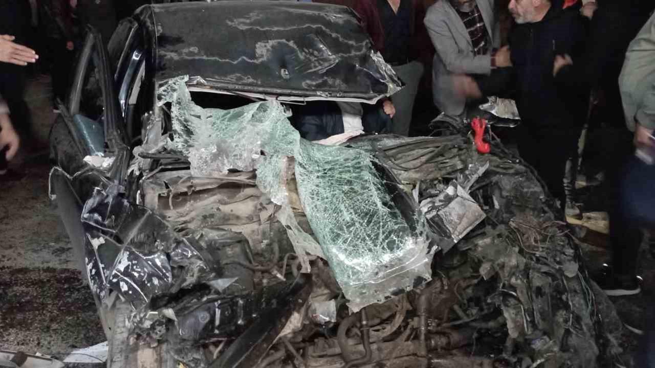 Tokat'ta Tır dorsesine çarpan otomobilin sürücüsü sıkıştı ve kurtarıldı.