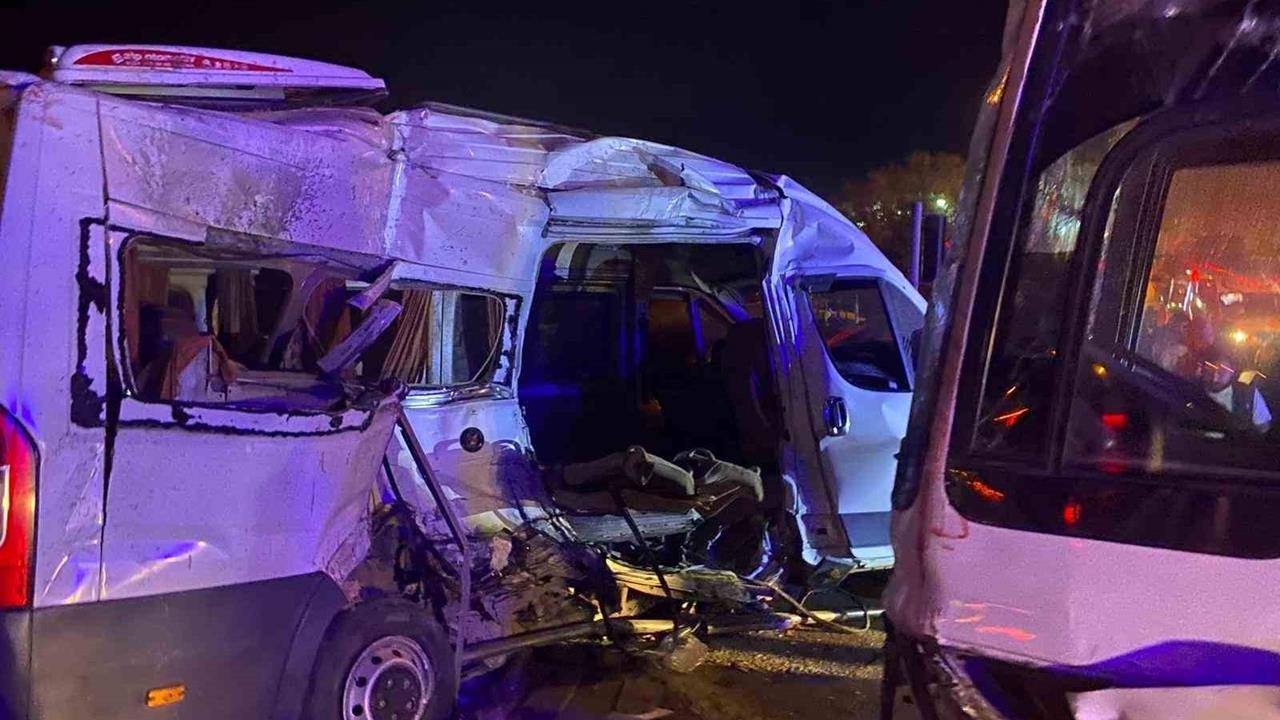 İzmir Kemalpaşa'da İki İşçi Servisinin Çarpışması Sonucu 15 Kişi Yaralandı