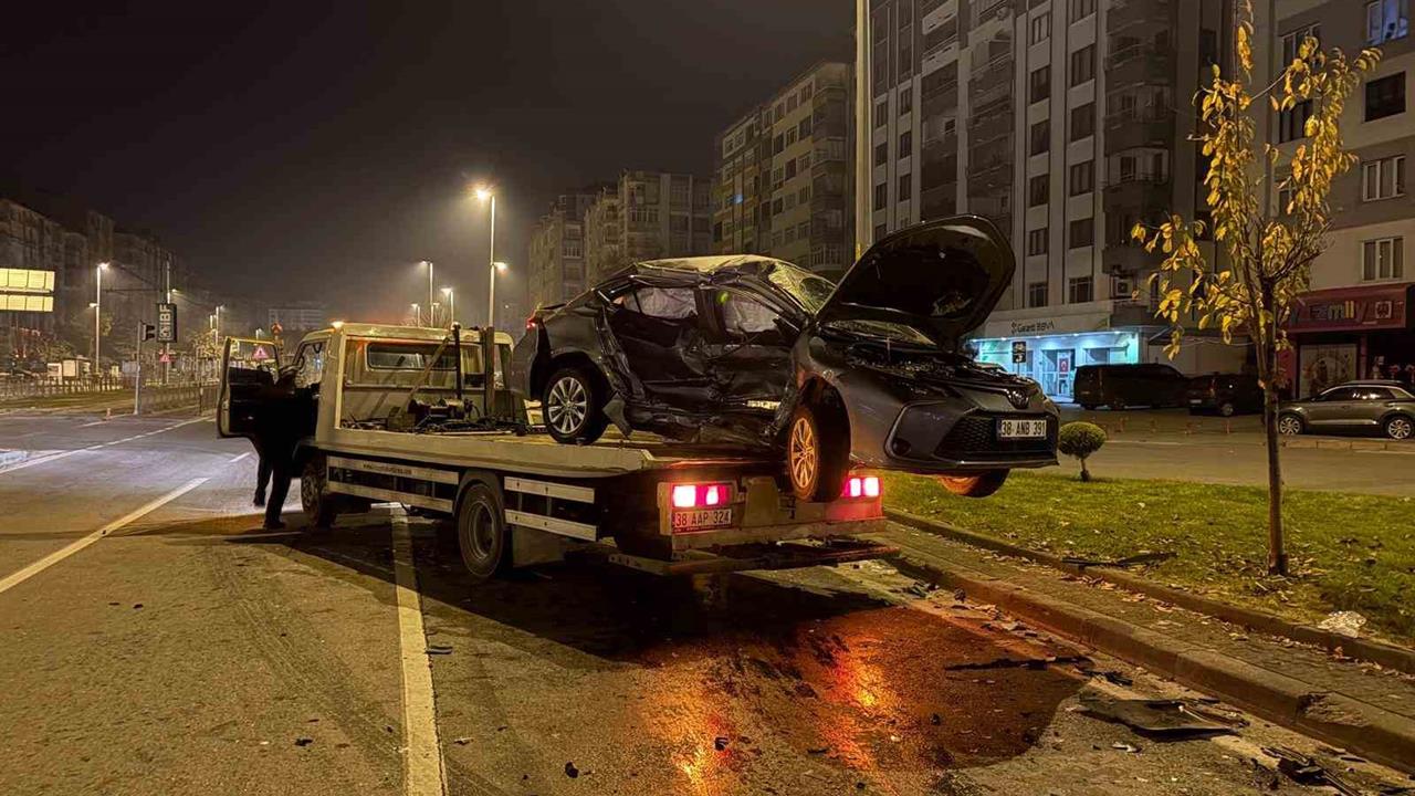 Kayseri Melikgazi'de İki Otomobilin Çarpıştığı Kazada 3 Kişi Yaralandı