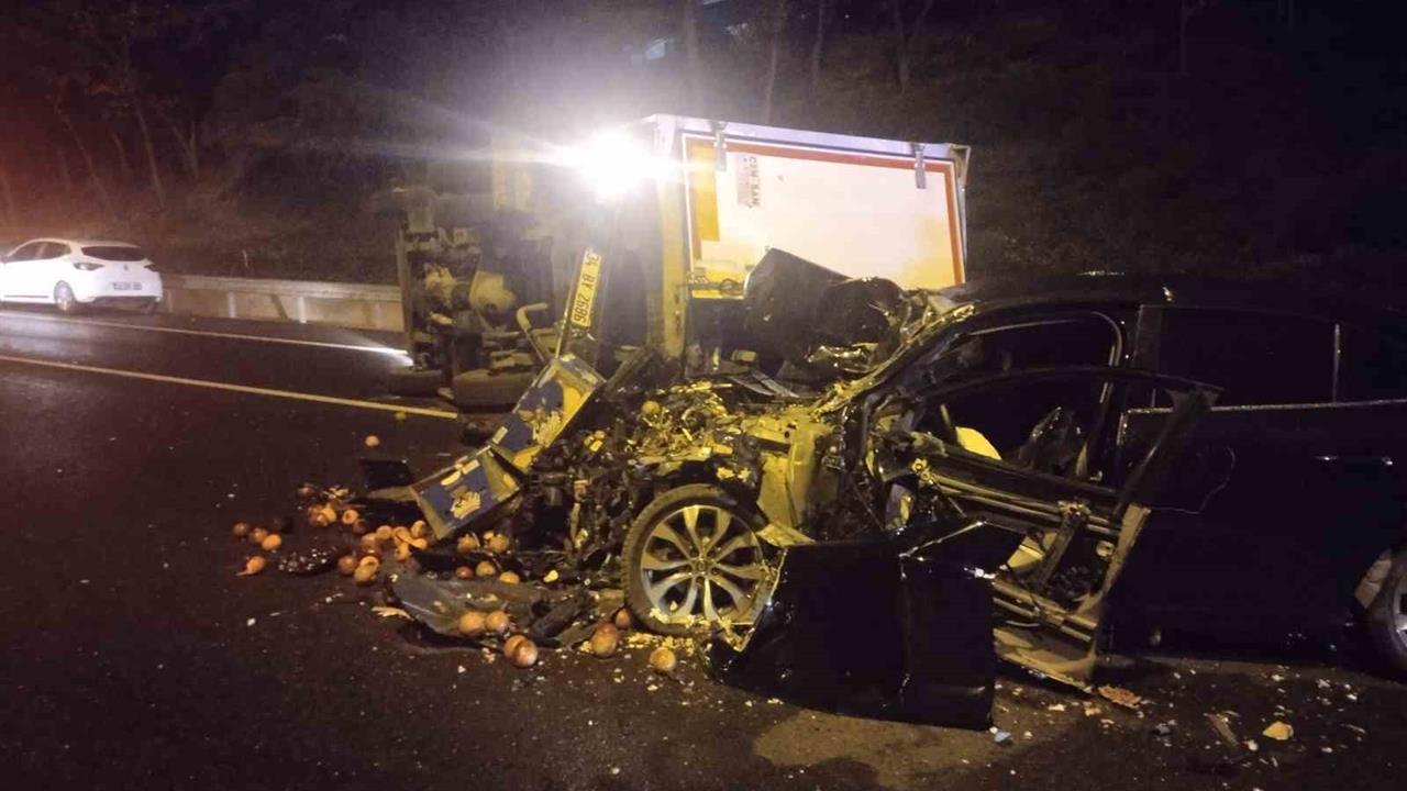 Ümraniye'de Meyve Sebze Yüklü Kamyonete Çarpan Otomobilde 2 Yaralı