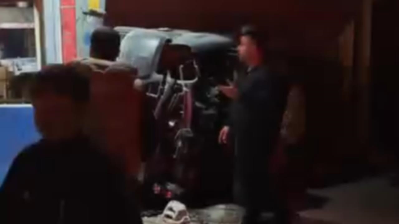 Karacailyas Işıklarında Kontrolden Çıkan Otomobil Binaya Daldı: Sürücü Yaralı