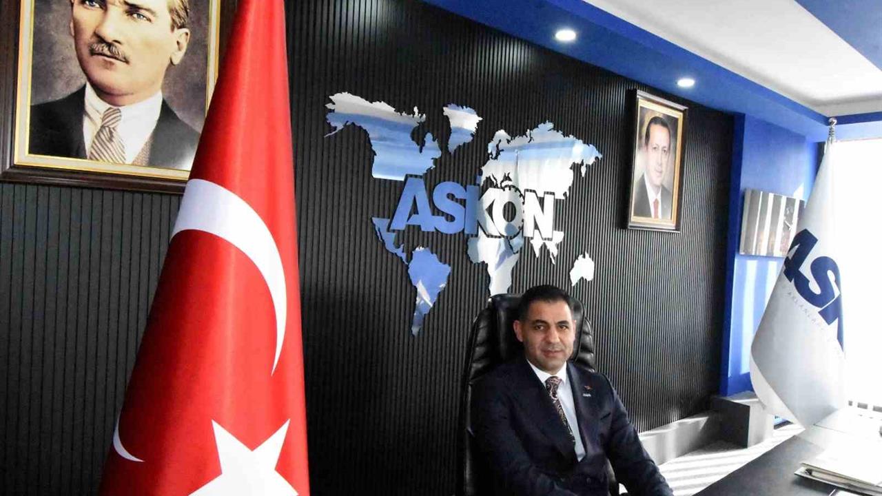 Erzurum'da ASKON Başkanı Yavuz Selim Turan, Öğretmenler Günü'nde öğretmenlerin önemine vurgu yaptı.