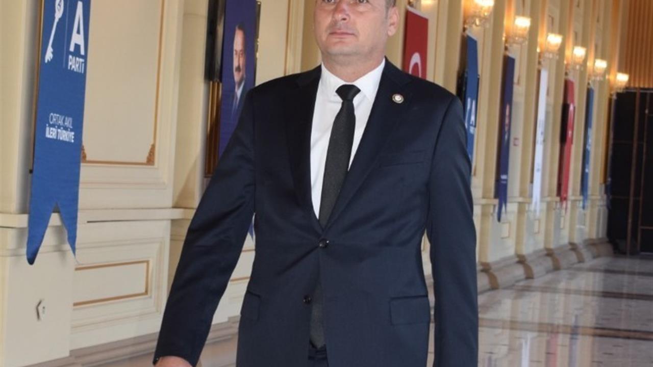 Denizli'de Hakan Saruhan, Öğretmenler Günü'nde öğretmenlerin önemini vurguladı.