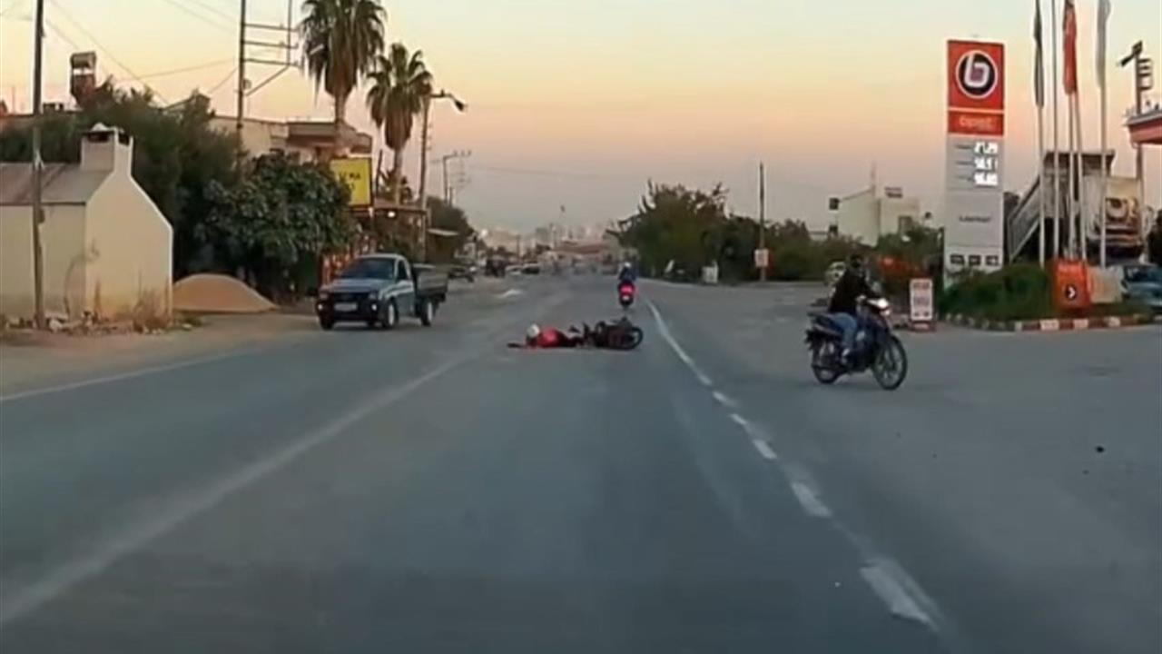 Mersin Erdemli'de Motosikletlerin Karıştığı Kaza Araç Kamerasına Yansıdı