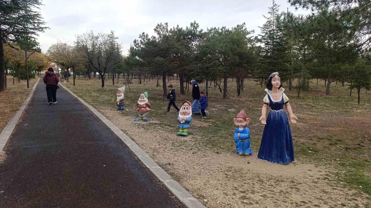 Afyonkarahisar Bolvadin'de Pamuk Prenses ve Cüceler Figürleri Hırsızlık Kurbanı Oldu