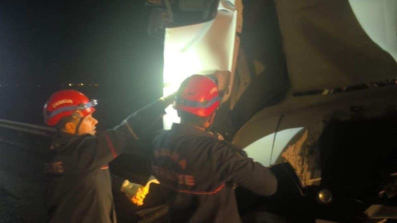 Adana Ceyhan'da Tır, Park Halindeki Otobüse Çarparak 14 Kişiyi Yaraladı