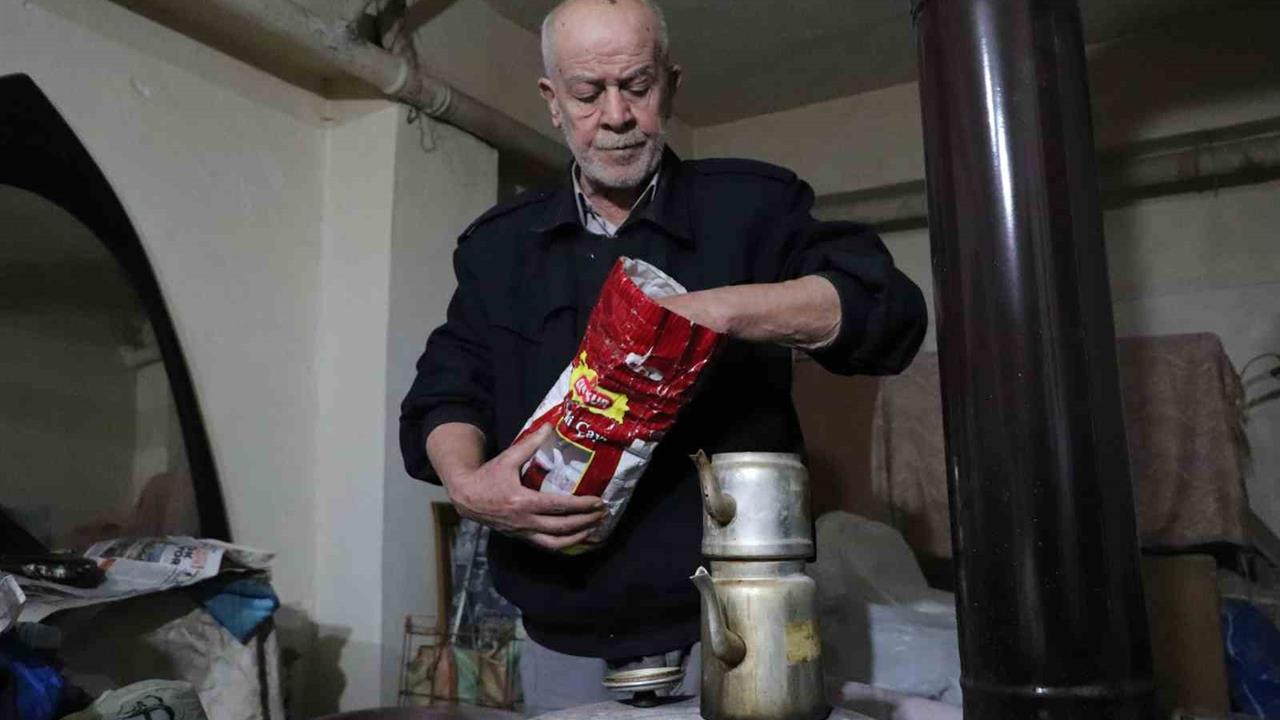 Eskişehir'de Bodrum Katında 15 Yıldır Hayatını Sürdüren Hasan Gürbüz, Sağlık Sorunlarıyla Mücadele Ediyor