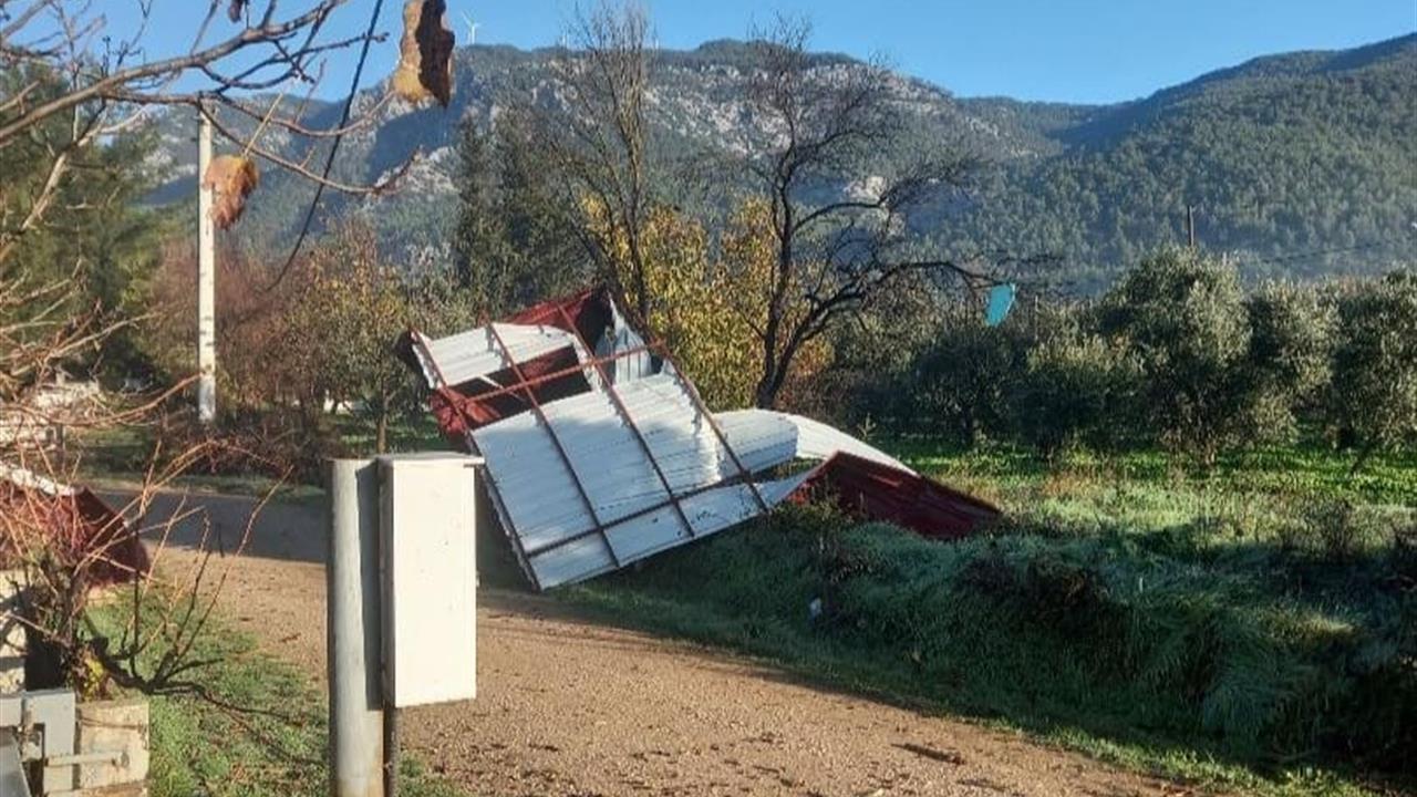 Muğla Menteşe'de Gece Saatlerinde Etkili Olan Fırtına, Yapılara Zarar Verdi