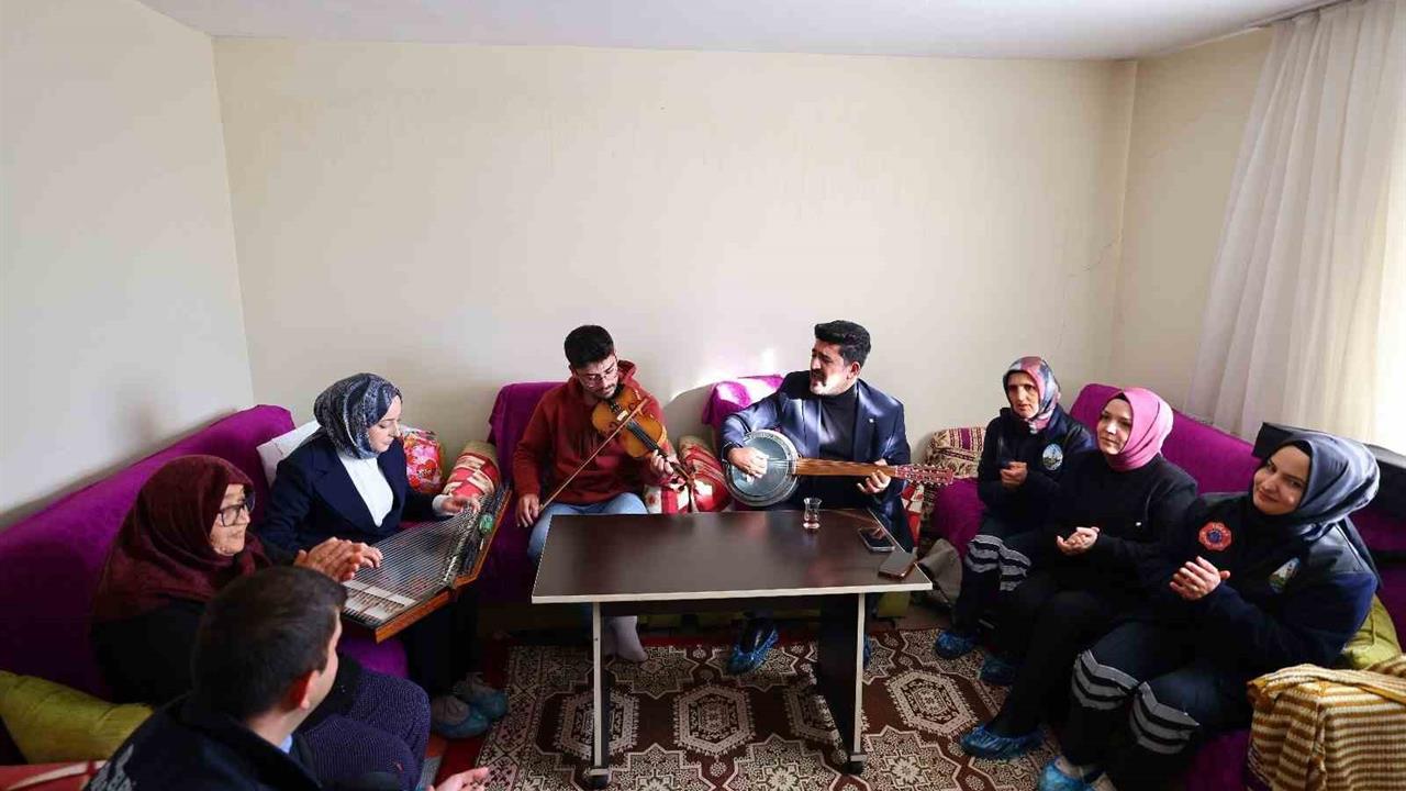Tokat Merkez'de Yaşlıların Evine Temizlik ve Canlı Müzik Hizmeti Sunuldu