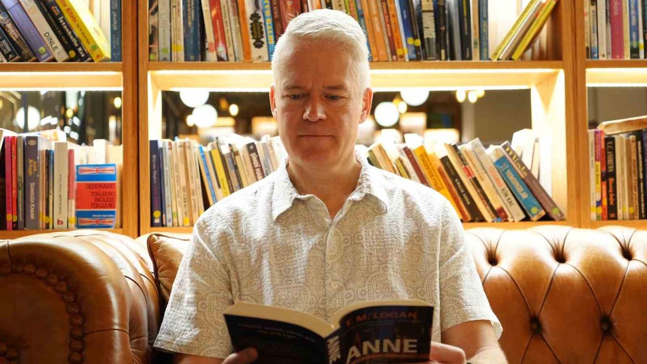 İstanbul'da T.M. Logan, okuyucularıyla bir araya gelerek eserlerini tanıttı.