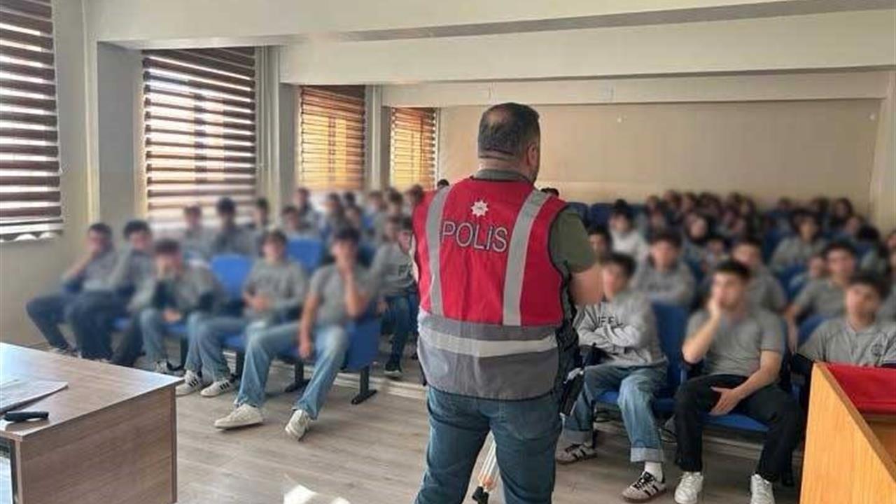 Erzincan'da Çocuk Polisi, Lise Öğrencilerine Güvenlik Eğitimi Verdi