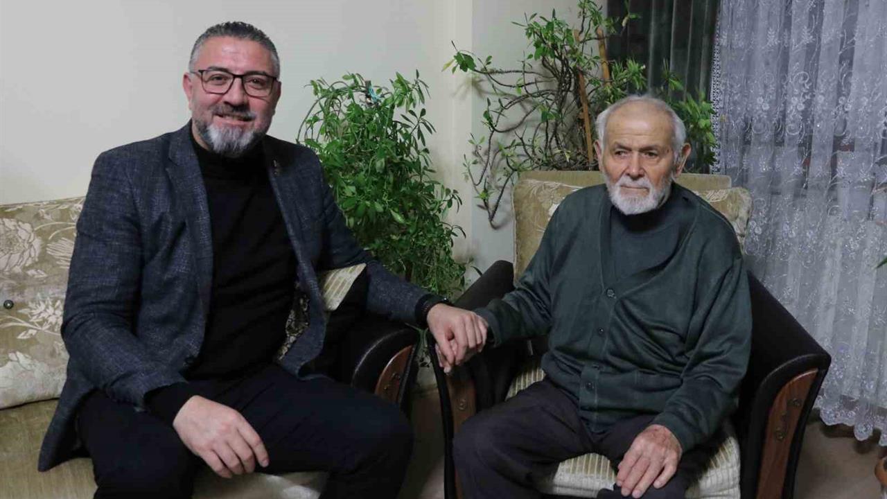 Sivas'ta 24 Kasım Öğretmenler Günü'nde 95 yaşındaki şehit babası ziyaret edildi.