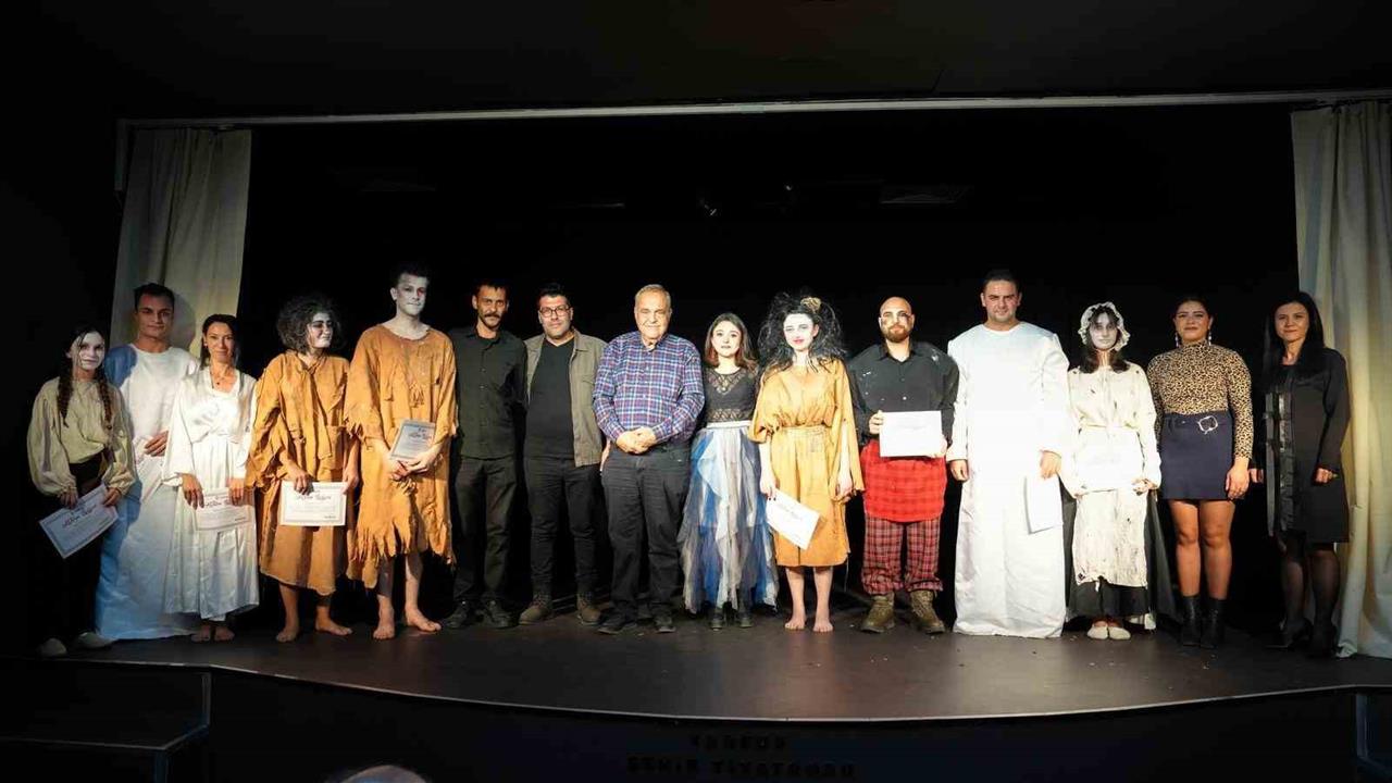 Mersin Tarsus'ta Genç Oyuncular Modern Macbeth Uyarlaması ile Sahne Aldı