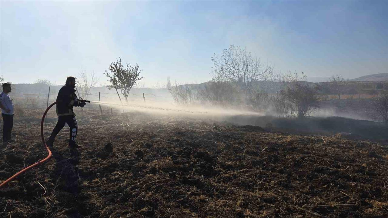 Adıyaman Gölbaşı'nda Tarlada Çıkan Yangın Ekipler Tarafından Söndürüldü