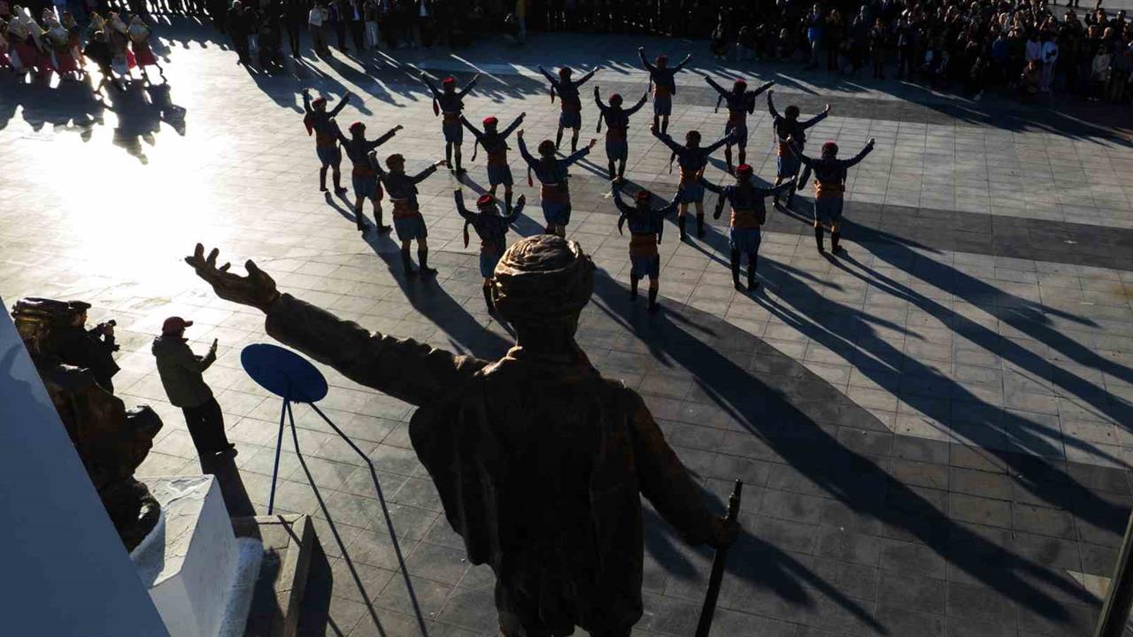 Manisa'da 24 Kasım Öğretmenler Günü'nde 100 Öğretmen Halk Dansı Gösterisi Düzenledi