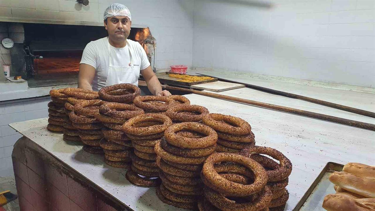 Manisa Demirci'de Fırıncı, Öğretmenler İçin Ücretsiz Simit Dağıttı