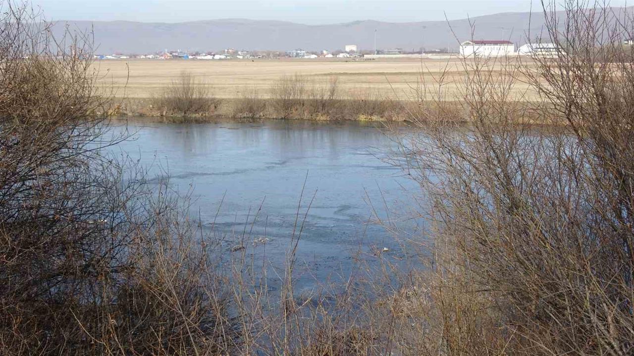 Ardahan'da Kura Nehri’nin Yüzeyi Soğuk Hava Nedeniyle Dondu