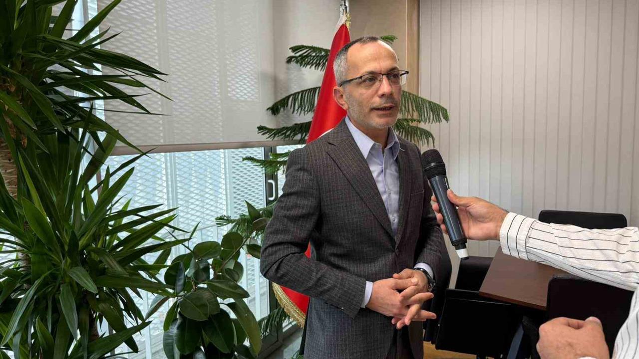 İstanbul'da Mavi Göl yolunun asfaltlanması, Meclis Üyesi Zeki Koç'un tepkisini çekti.