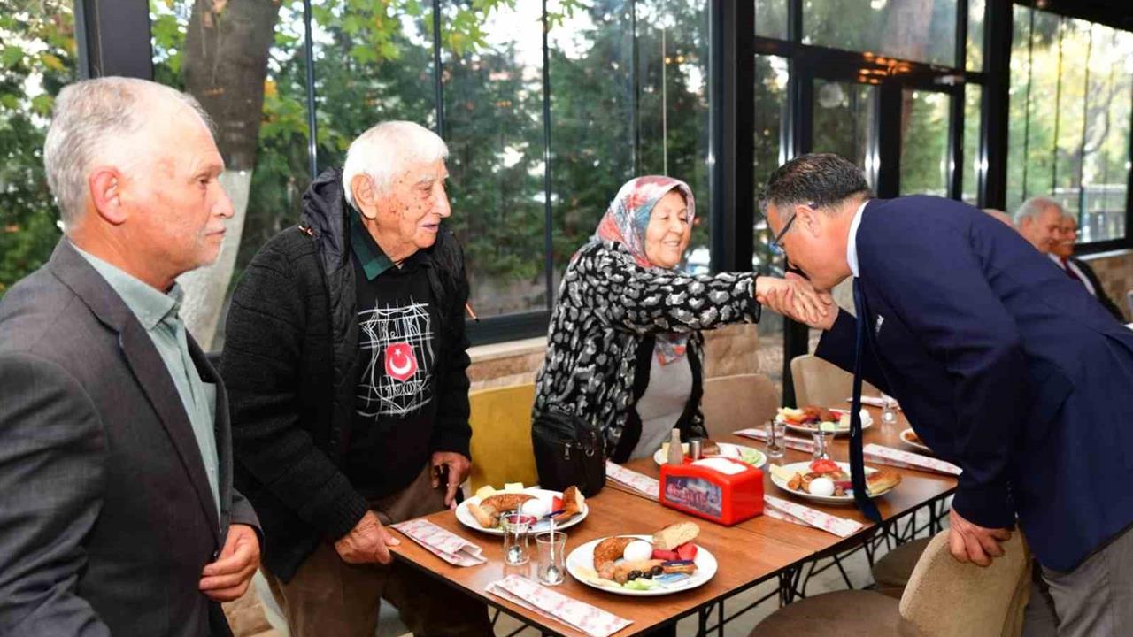 Manisa'da Emekli Öğretmenlerle Bir Araya Gelen Başkan Öküzcüoğlu, Programda Hediyeler Dağıttı.