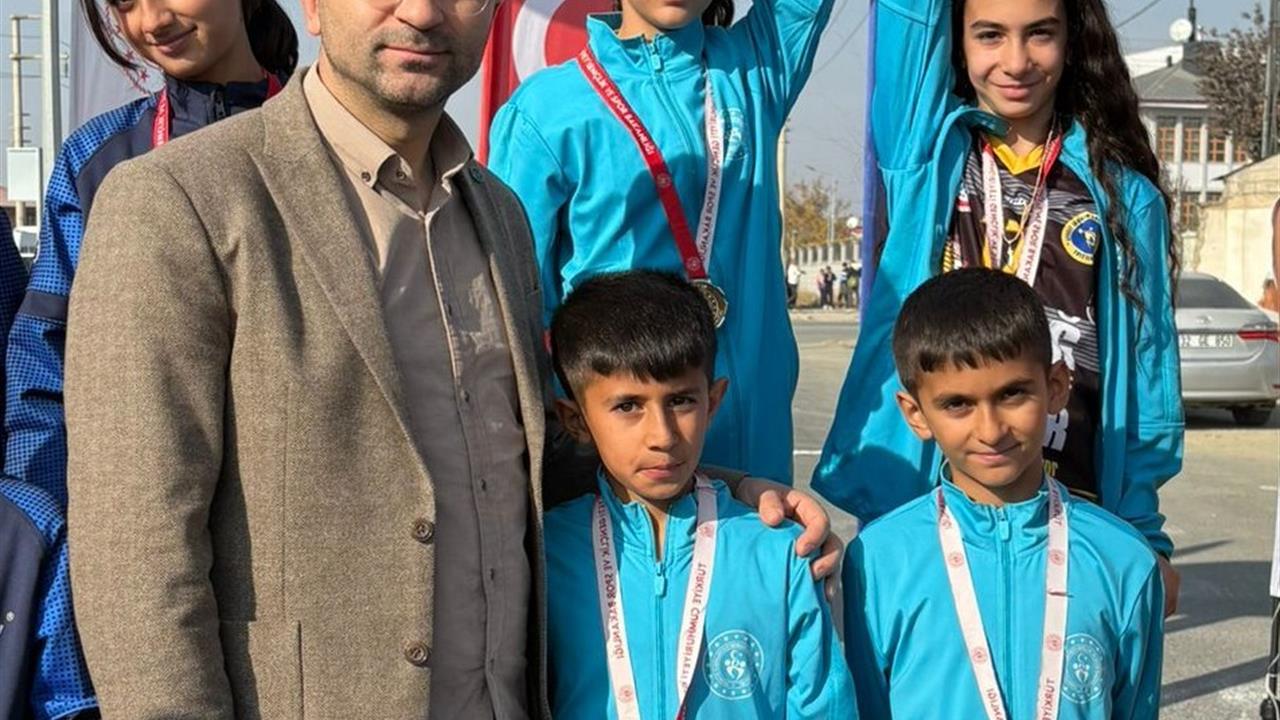 Elazığ Gençlik ve Spor Kulübü Kros Takımı, Iğdır'da düzenlenen 1. etap kros yarışmasında bölge birincisi oldu.