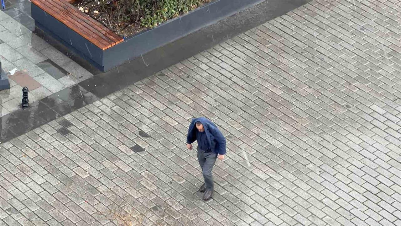 İstanbul Arnavutköy'de Aniden Bastıran Dolu Yağışı Zor Anlar Yaşattı