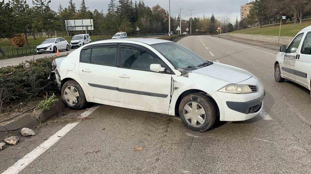 Eskişehir Odunpazarı'nda Gerçekleşen Trafik Kazasında 1 Kadın Hayatını Kaybetti, Diğeri Yaralandı