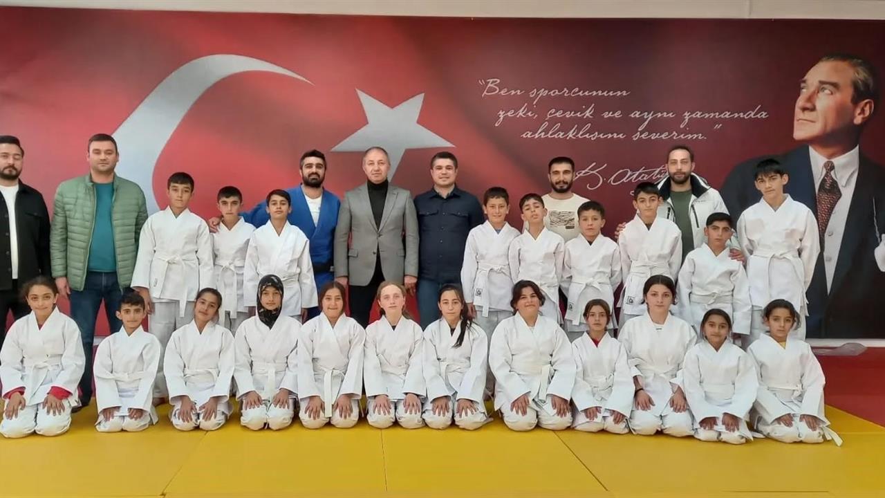 Erzurum Gençlik ve Spor İl Müdürü Levent Çakmur, Ailelere ve Sporculara Teşekkür Etti