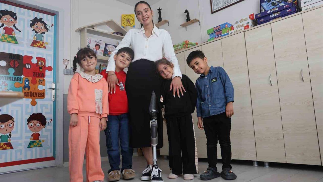 Hatay'da Enkazdan Kurtarılan Genç Öğretmen Sena Alkan, Öğrencileriyle Hayata Yeniden Bağlandı.