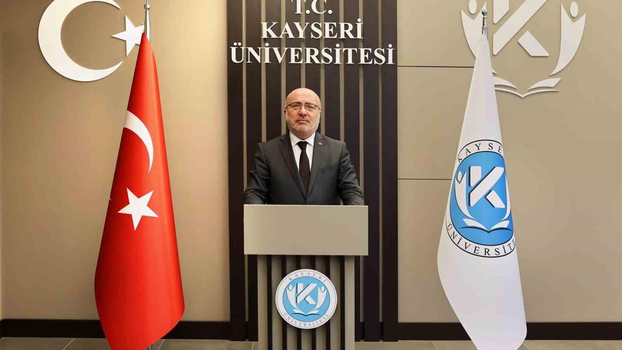 Kayseri'de KAYÜ Rektörü Prof. Dr. Karamustafa, 24 Kasım Öğretmenler Günü dolayısıyla öğretmenlerin önemine vurgu yaptı.