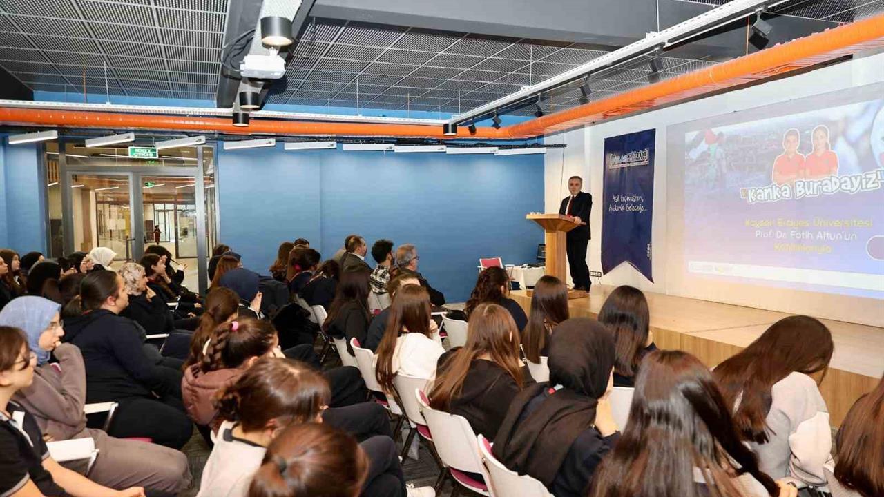 Kayseri Erciyes Üniversitesi'nde Rektör Altun, Öğrencilerle Söyleşi Gerçekleştirdi