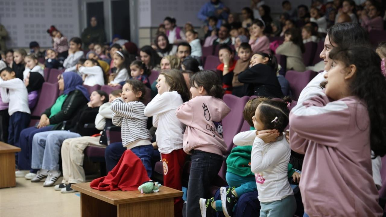 Kartepe'de Minik İzleyiciler, Dile Benden Ne Dilersen Oyununu İzledi