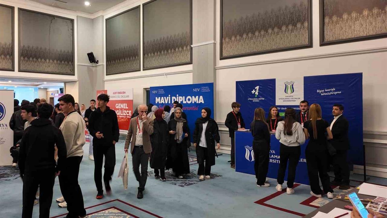 Sakarya'da Gerçekleşen Üniversite Tanıtım Fuarı'nda SUBÜ Aday Öğrencilerle Buluştu