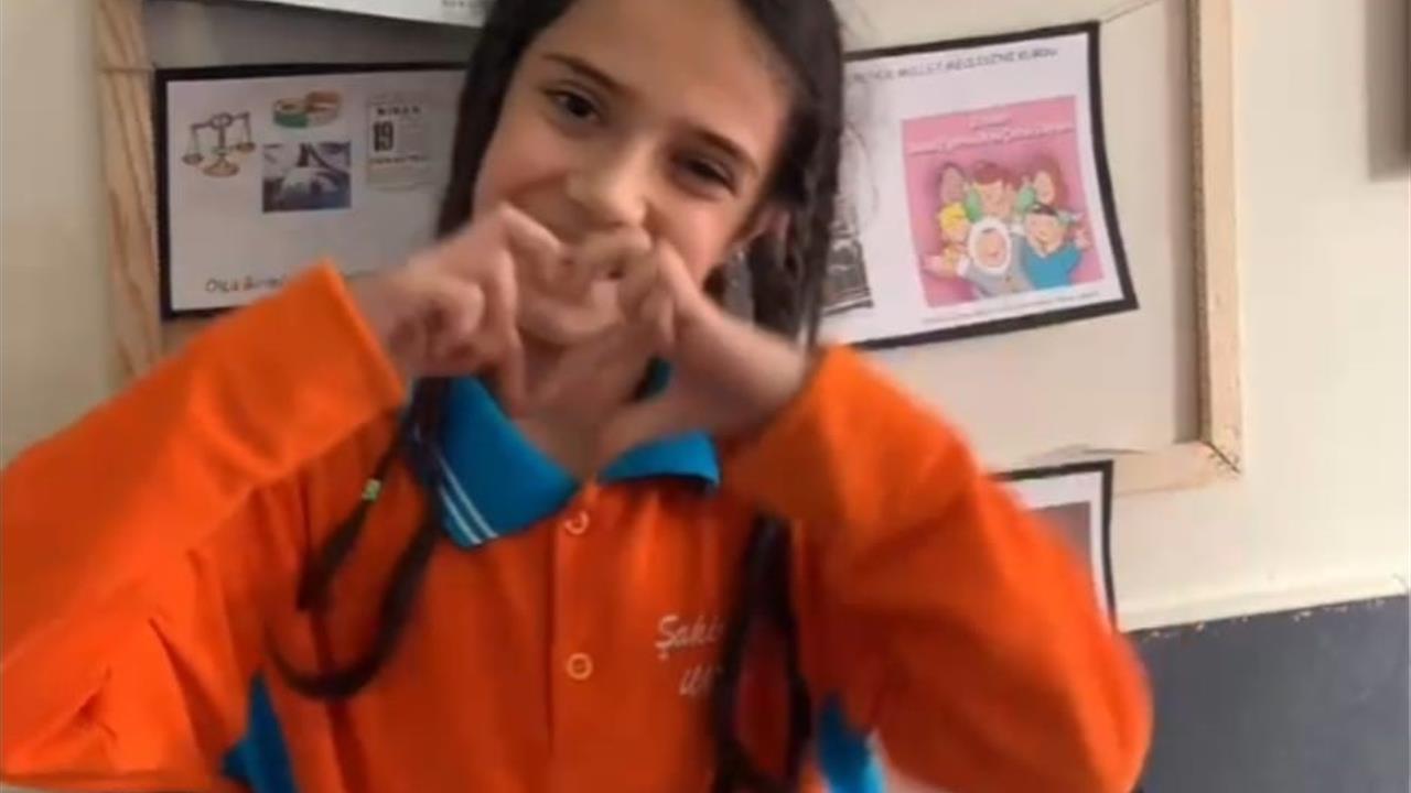 Bursa İnegöl'de 3. Sınıf Öğrencileri İşaret Diliyle Öğretmenler Günü'nü Kutladı